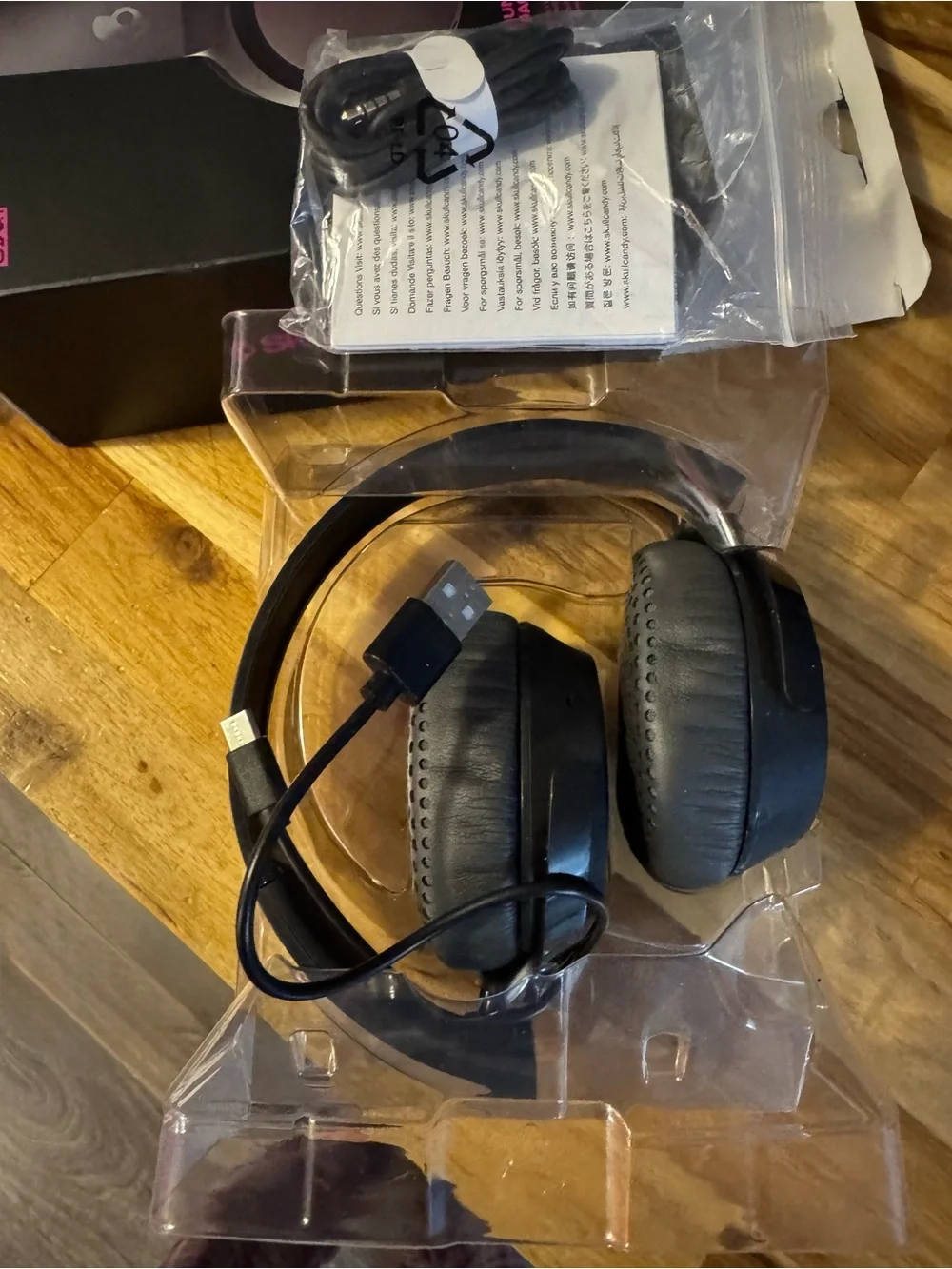 Skullcandy Riff 2 Wireless Headphones - Black on Pink Box